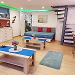 Downtown Acacia Str Apartment