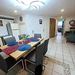 Downtown Acacia Str Apartment